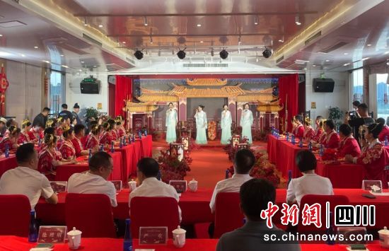 “长江为证 和美一生”宜宾·南溪首届(2024)长江婚典现场。吴平华 摄 “长江为证 和美一生”宜宾·南溪首届(2024)长江婚典现场。吴平华 摄
