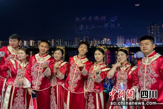 新人们在长江游轮上。南溪区委宣传部 供图 新人们在长江游轮上。南溪区委宣传部 供图
