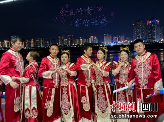 新人们在长江游轮上合影。南溪区委宣传部 供图 新人们在长江游轮上合影。南溪区委宣传部 供图