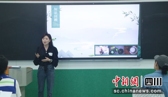 5月21日,成都大学旅游与文化产业学院老师陈舒慧在学校上课。(成都大学供图) 5月21日,成都大学旅游与文化产业学院老师陈舒慧在学校上课。(成都大学供图)