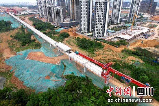市域(郊)铁路成眉线箱梁架设现场。成都轨道集团供图 市域(郊)铁路成眉线箱梁架设现场。成都轨道集团供图