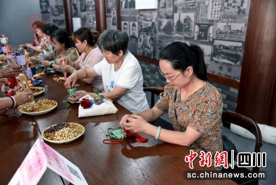 市民在职工驿站体验香氛制作。简阳市总工会 供图 市民在职工驿站体验香氛制作。简阳市总工会 供图
