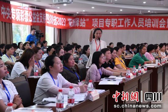 团队负责人陈昌霞教授培训授课。 雷普凡 摄 团队负责人陈昌霞教授培训授课。 雷普凡 摄