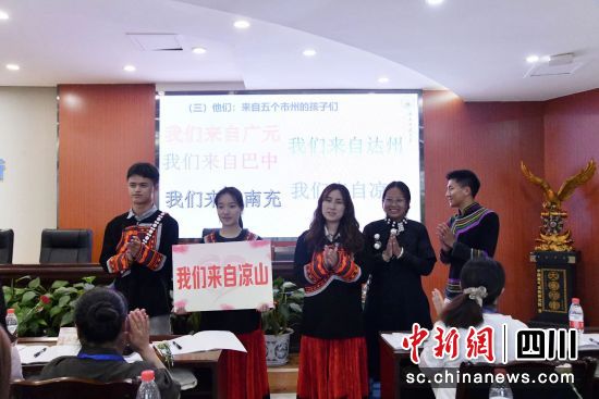 项目点专项工作人员互动学习。 雷普凡 摄 项目点专项工作人员互动学习。 雷普凡 摄