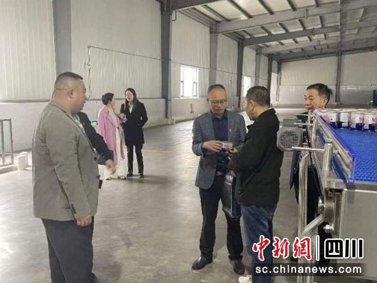 外汇局遂宁市分局、中国银行遂宁分行一同调研企业。王斌 摄 外汇局遂宁市分局、中国银行遂宁分行一同调研企业。王斌 摄