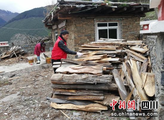 志愿者为独居老人劈柴。壤塘县委宣传部供图 志愿者为独居老人劈柴。壤塘县委宣传部供图