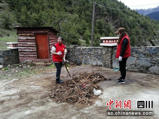 志愿者为独居老人打扫房子。壤塘县委宣传部供图 志愿者为独居老人打扫房子。壤塘县委宣传部供图