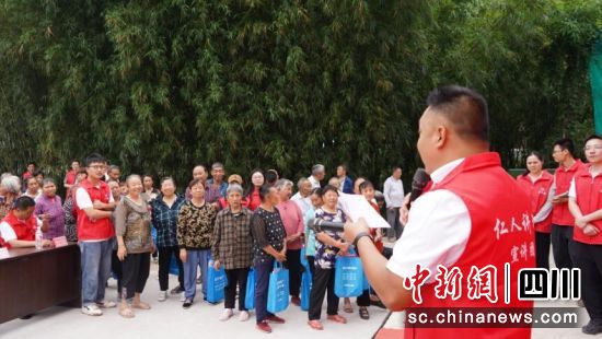 向群众解读移风易俗的意义。江安县融媒体中心供图 向群众解读移风易俗的意义。江安县融媒体中心供图