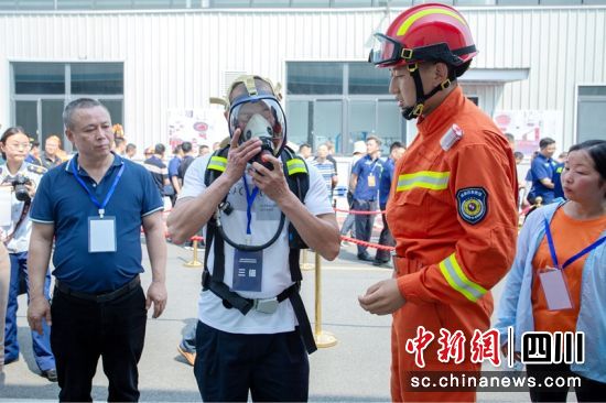 培训人员实地体验空气呼吸机穿戴等。记者刘忠俊摄 培训人员实地体验空气呼吸机穿戴等。记者刘忠俊摄