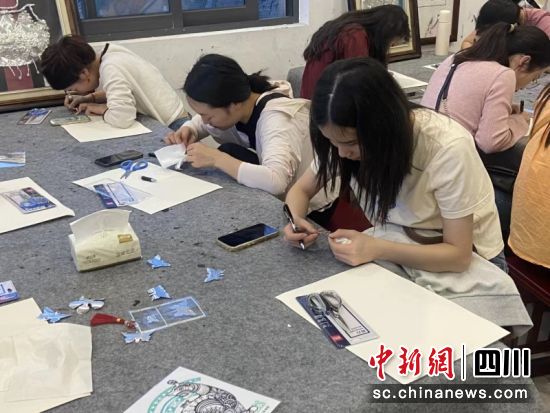 青年们正在实训现场。侯杰 摄 青年们正在实训现场。侯杰 摄