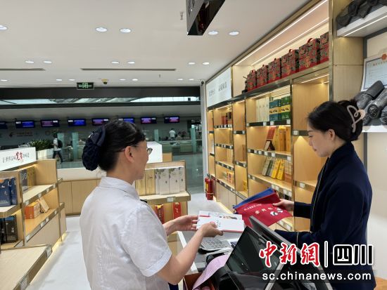 交行双流分行在双流国际机场开展优化支付服务宣传。四川交行 供图 交行双流分行在双流国际机场开展优化支付服务宣传。四川交行 供图