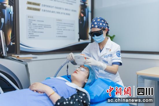 市民正在体验。蒋丹阳 摄 市民正在体验。蒋丹阳 摄