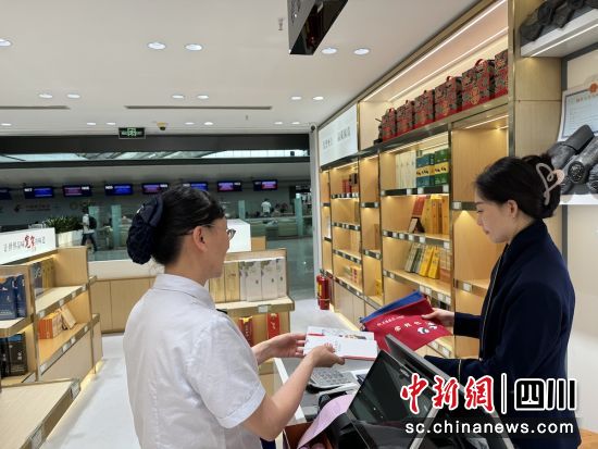 在双流国际机场开展优化支付服务宣传。四川交行 供图 在双流国际机场开展优化支付服务宣传。四川交行 供图