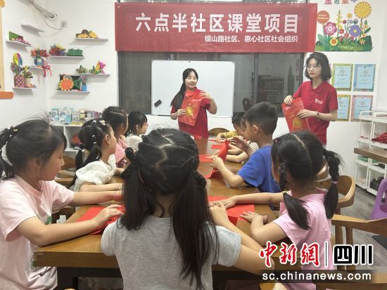 剪纸活动现场。 德阳市旌阳区孝感街道银山路社区供图 剪纸活动现场。 德阳市旌阳区孝感街道银山路社区供图