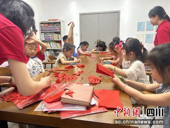 剪纸活动现场。 德阳市旌阳区孝感街道银山路社区供图 剪纸活动现场。 德阳市旌阳区孝感街道银山路社区供图