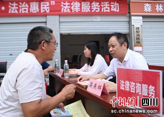 蓬安县政协委员、“法律明白人”梁燕辉为群众提供法律咨询服务。周亮 摄 蓬安县政协委员、“法律明白人”梁燕辉为群众提供法律咨询服务。周亮 摄