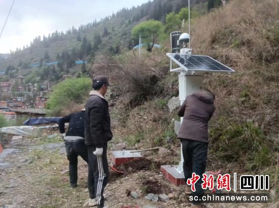 安装现场。壤塘县委宣传部供图 安装现场。壤塘县委宣传部供图