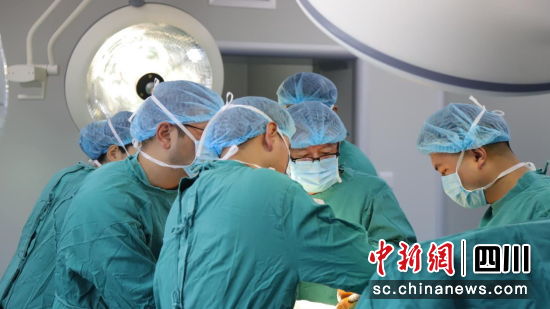 大骨节病手术。 德阳市人民医院供图 大骨节病手术。 德阳市人民医院供图