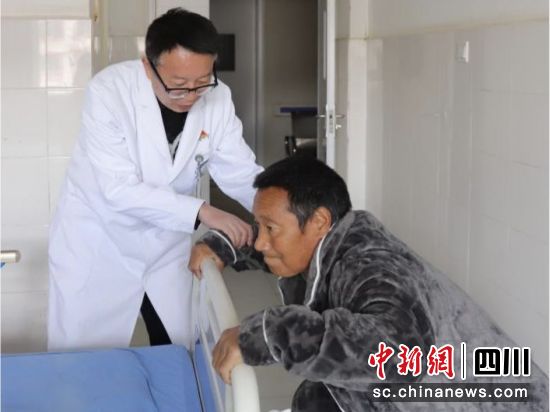 指导患者进行康复训练。 德阳市人民医院供图 指导患者进行康复训练。 德阳市人民医院供图