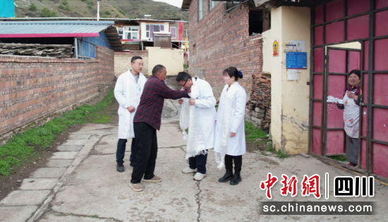 上门巡诊时患者送上哈达。 德阳市人民医院供图 上门巡诊时患者送上哈达。 德阳市人民医院供图