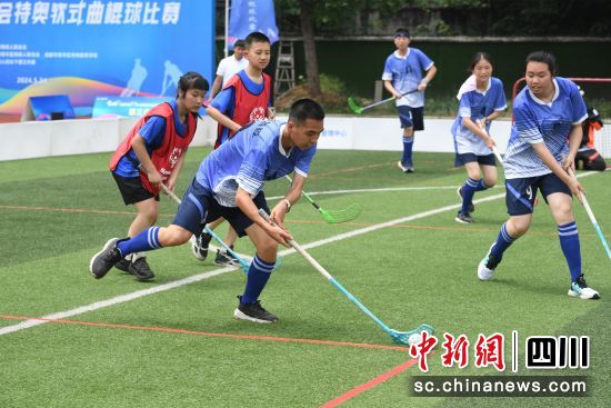 成都市第十一届全民健身运动会特奥软式曲棍球比赛现场。成都市残联供图 成都市第十一届全民健身运动会特奥软式曲棍球比赛现场。成都市残联供图
