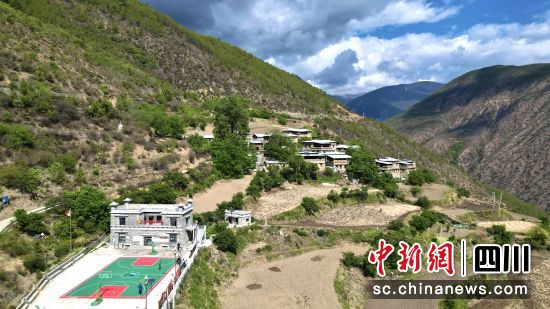 阳光下的尼公村。王磊 摄 阳光下的尼公村。王磊 摄