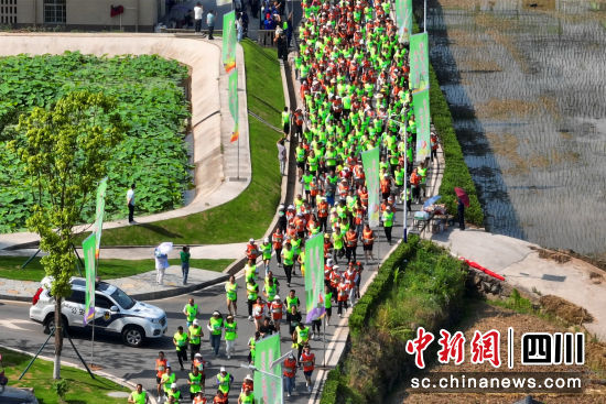 健步跑开赛现场。南江县文化馆视觉艺术中心 供 健步跑开赛现场。南江县文化馆视觉艺术中心 供