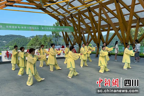 太极拳比赛现场。南江县文化馆视觉艺术中心 供 太极拳比赛现场。南江县文化馆视觉艺术中心 供