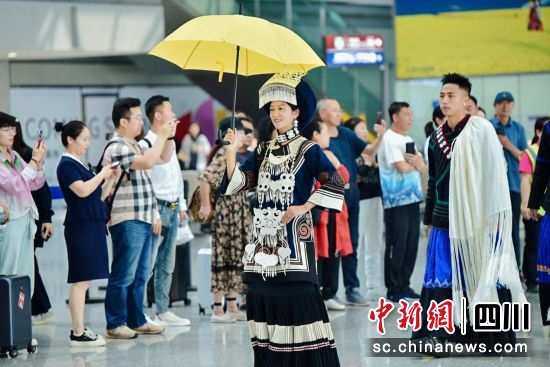 越西文旅亮相双流机场。(越西县文化广播电视和旅游局 供图) 越西文旅亮相双流机场。(越西县文化广播电视和旅游局 供图)