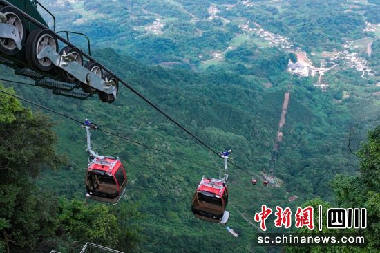 洪雅玉屏山景区投运的高落差客运索道。刘忠俊摄 洪雅玉屏山景区投运的高落差客运索道。刘忠俊摄