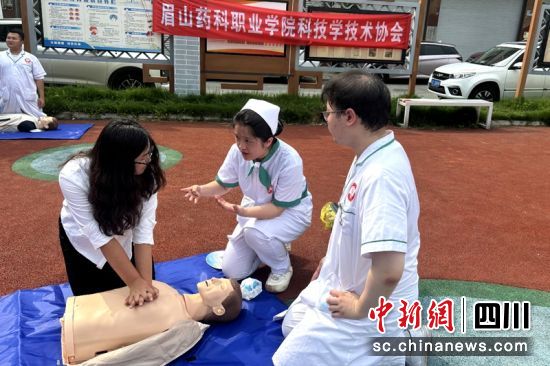 工作人员指导群众学习心肺复苏急救术。刘丁源 摄 工作人员指导群众学习心肺复苏急救术。刘丁源 摄