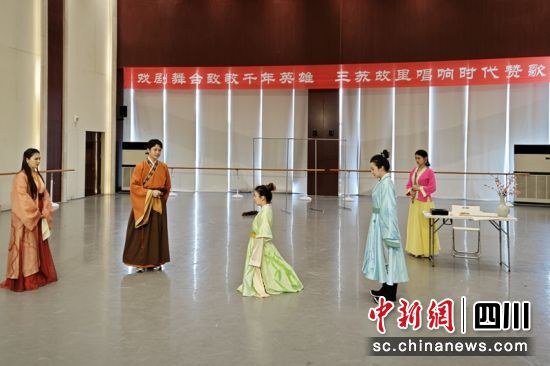 舞台剧《少年苏东坡》排练现场。记者 刘忠俊 摄 舞台剧《少年苏东坡》排练现场。记者 刘忠俊 摄