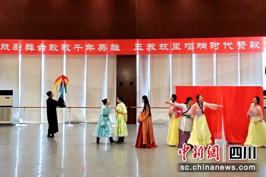 舞台剧《少年苏东坡》剧情排练现场。记者 刘忠俊 摄 舞台剧《少年苏东坡》剧情排练现场。记者 刘忠俊 摄