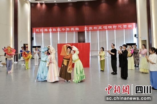 舞台剧《少年苏东坡》剧情排练现场。记者 刘忠俊 摄 舞台剧《少年苏东坡》剧情排练现场。记者 刘忠俊 摄