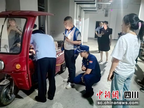 成都电动自行车夜查行动现场。成都消防供图 成都电动自行车夜查行动现场。成都消防供图