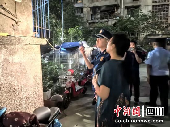 针对电动自行车夜查行动发现的问题消防员现场指出并要求整改。成都消防供图 针对电动自行车夜查行动发现的问题消防员现场指出并要求整改。成都消防供图