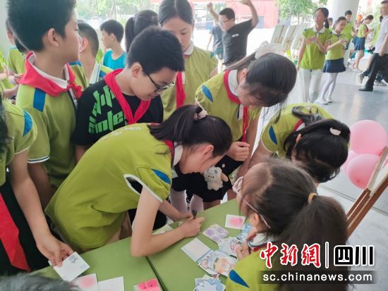 孩子们积极互动现场。黄成薇 摄 孩子们积极互动现场。黄成薇 摄