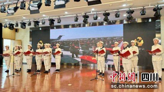 宜宾市老干部大学师生正在朗诵。刘倩摄 宜宾市老干部大学师生正在朗诵。刘倩摄