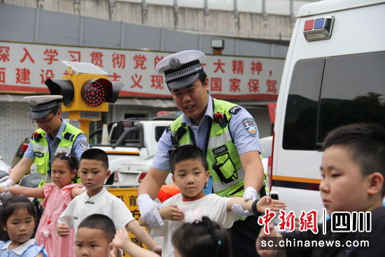 活动现场。 绵阳公安交警直属三大队供图 活动现场。 绵阳公安交警直属三大队供图