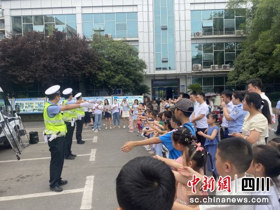 活动现场。 绵阳公安交警直属三大队供图 活动现场。 绵阳公安交警直属三大队供图