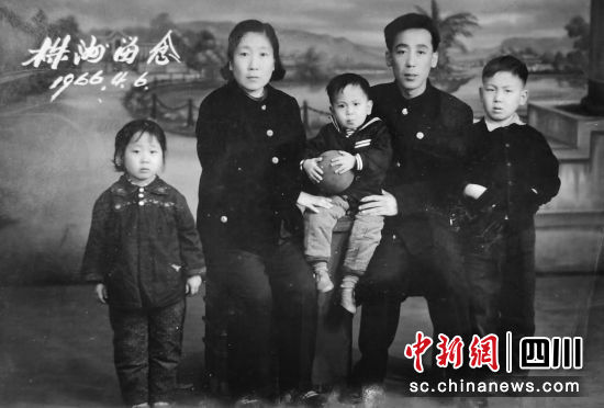 黑白“全家福”照片。宋广辉 供图 黑白“全家福”照片。宋广辉 供图