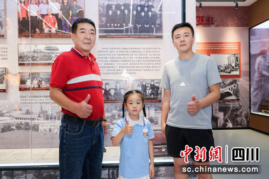 在活动中,一家三代重温峥嵘岁月。杨萌 摄 在活动中,一家三代重温峥嵘岁月。杨萌 摄