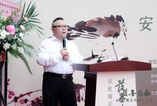 四川省巴蜀画派促进会执行会长兼秘书长李杰主持开幕式。 四川省巴蜀画派促进会执行会长兼秘书长李杰主持开幕式。
