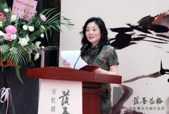画展主人公、画家安虹霞女士致答谢辞。 画展主人公、画家安虹霞女士致答谢辞。