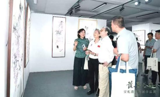 嘉宾观展。 嘉宾观展。