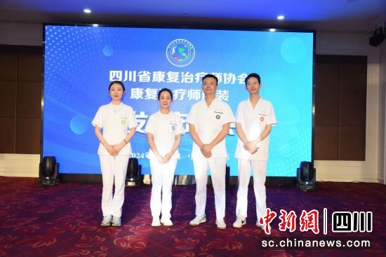 康复治疗师模特秀。鲍安华摄 康复治疗师模特秀。鲍安华摄