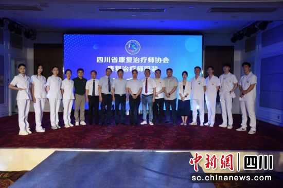 与会人士合影。鲍安华摄 与会人士合影。鲍安华摄