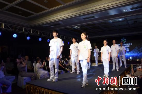 康复治疗师模特秀。鲍安华摄 康复治疗师模特秀。鲍安华摄