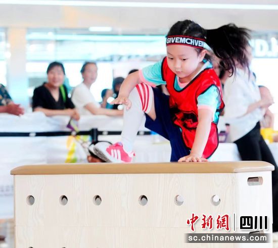 成都市青少年跑酷(竞速)比赛近日在成都举行。(赛事组委会供图) 成都市青少年跑酷(竞速)比赛近日在成都举行。(赛事组委会供图)