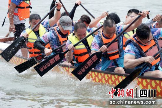 参赛队伍奋楫争先。黄龙溪镇政府供图 参赛队伍奋楫争先。黄龙溪镇政府供图